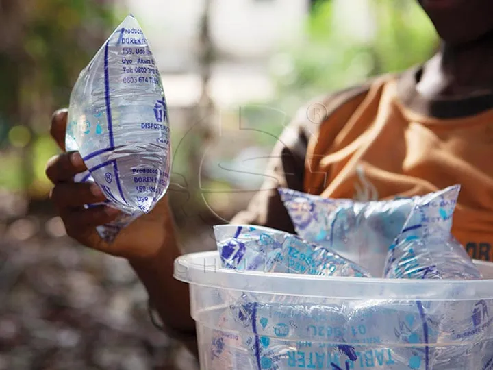 bolsita de agua pura