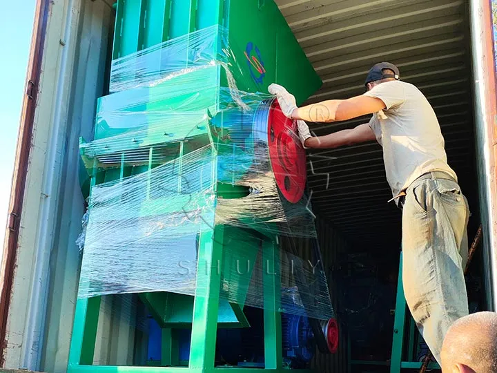 Carga de la máquina de reciclaje de botellas de PET