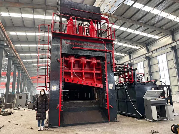 Gantry shear for scrap metal