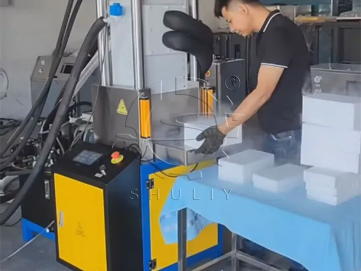 Vertical dry ice block machine